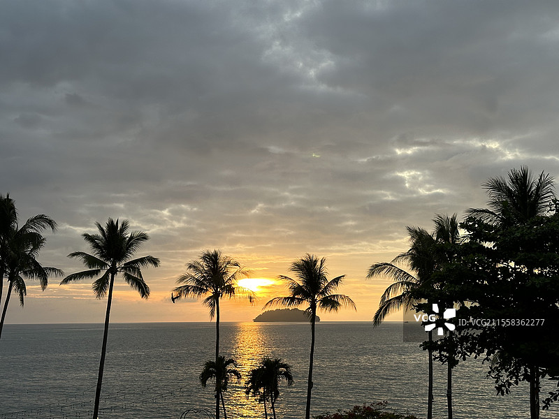 马来西亚沙巴州亚庇丹绒亚路海滩的日落（25年3月）图片素材