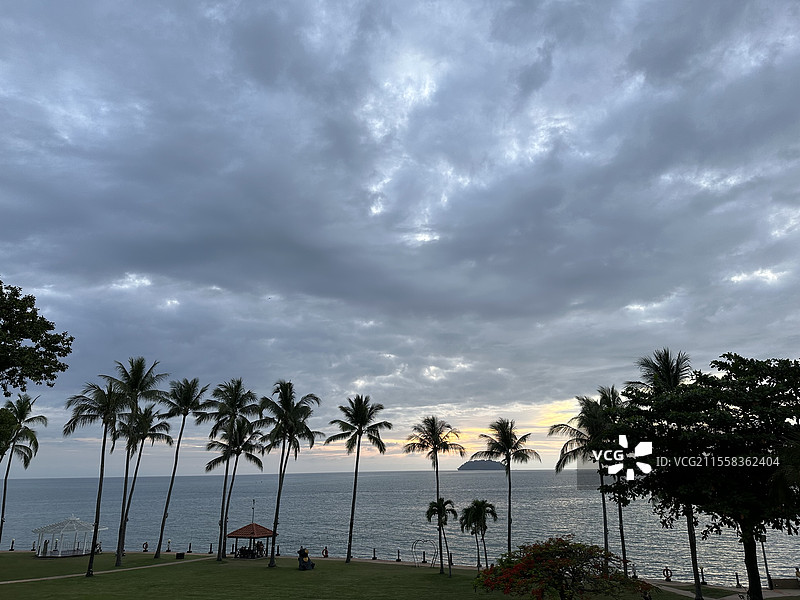 马来西亚沙巴州亚庇丹绒亚路海滩的日落（25年3月）图片素材