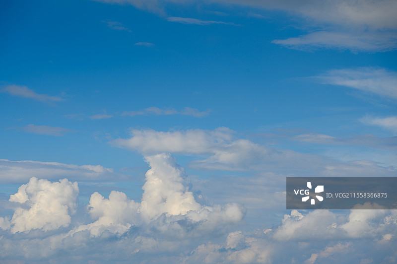 白色的云彩和蓝色的天空满画幅图片素材