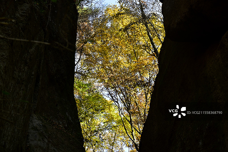 辽宁省本溪市五女山景区秋天一线天秋景图片素材
