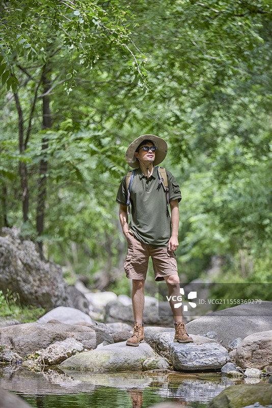 男子享受户外远足时光图片素材