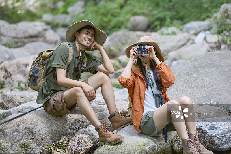 情侣享受户外远足时光图片素材