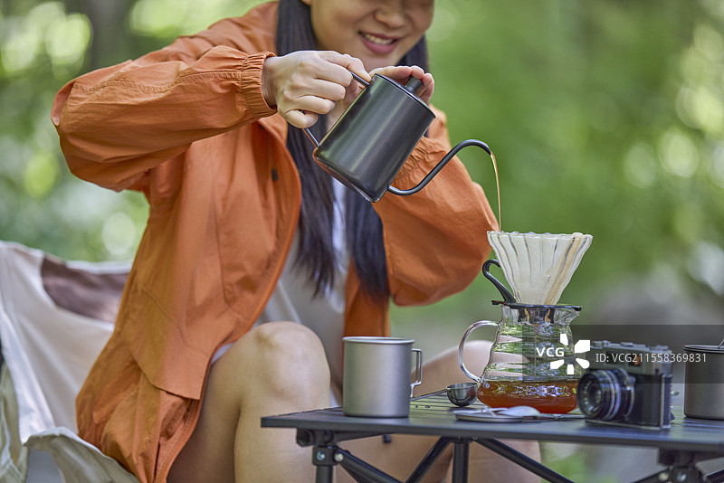 快乐女子露营喝茶图片素材