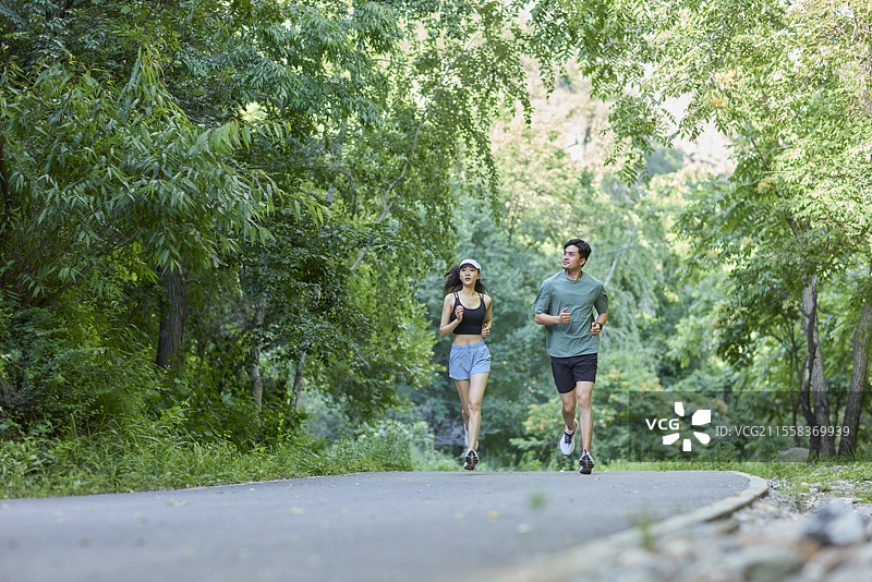 情侣在户外跑步图片素材