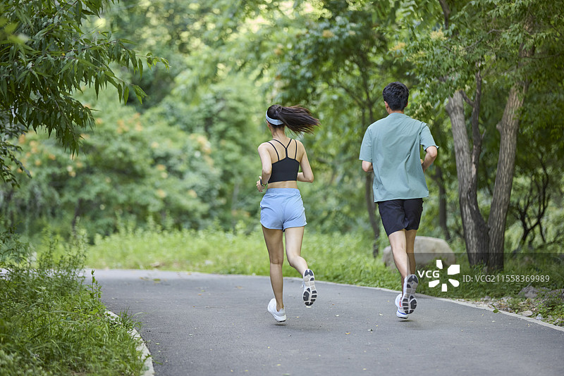 情侣在户外跑步图片素材