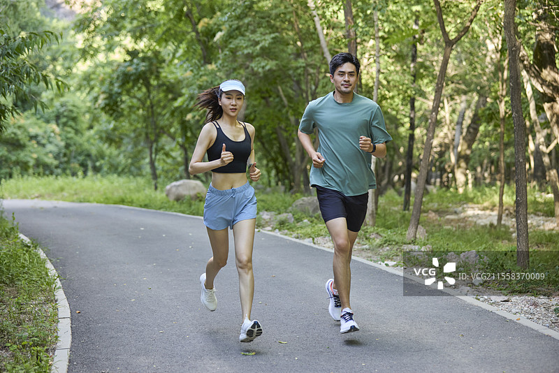 情侣在户外跑步图片素材