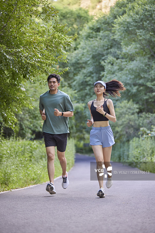 情侣在户外跑步图片素材