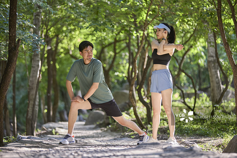 快乐情侣户外锻炼图片素材