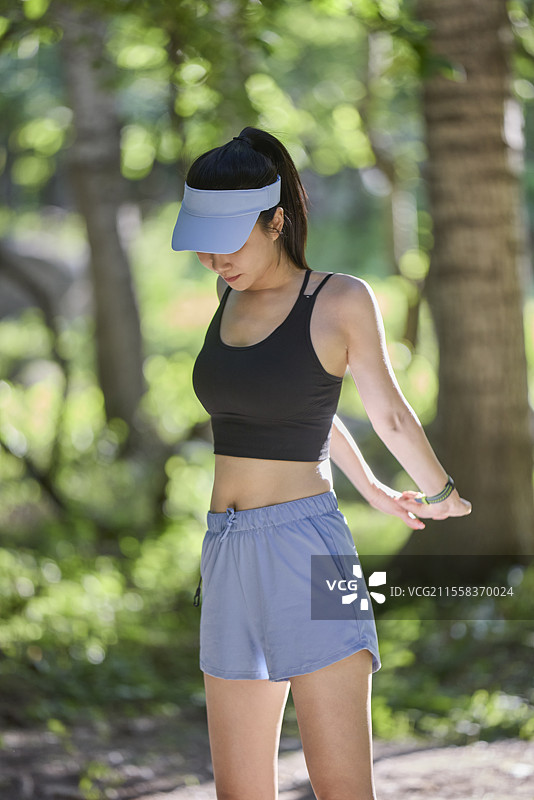 快乐女子户外锻炼图片素材