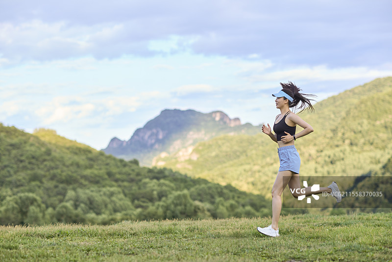 女子在户外跑步图片素材