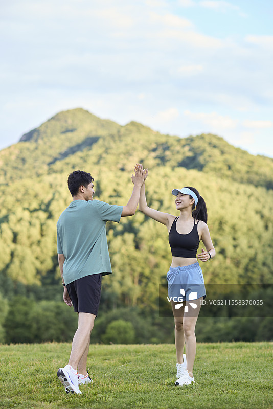 情侣在户外锻炼身体图片素材