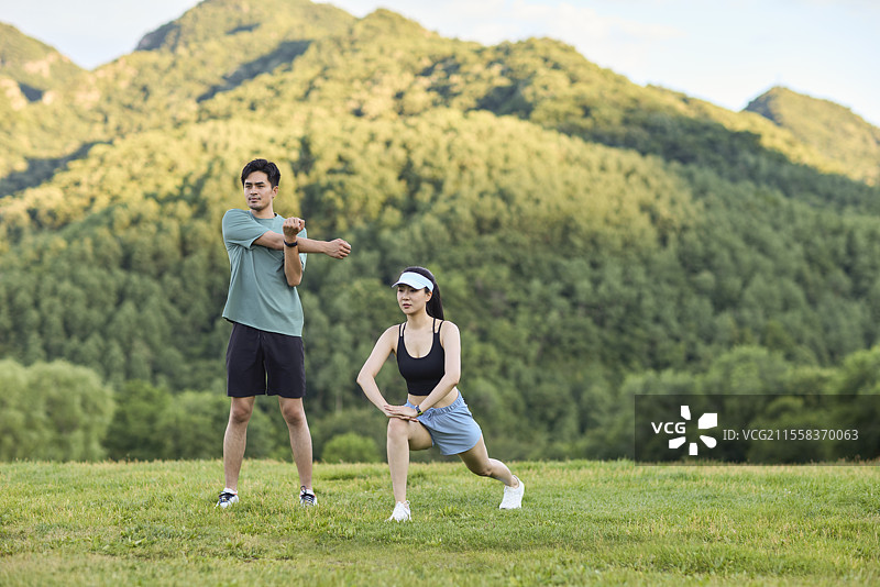 情侣在户外锻炼身体图片素材