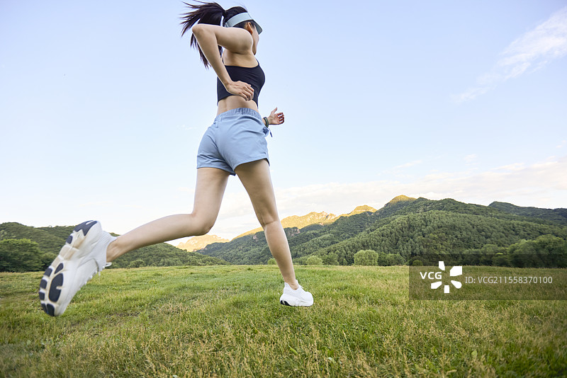 女子在户外跑步图片素材