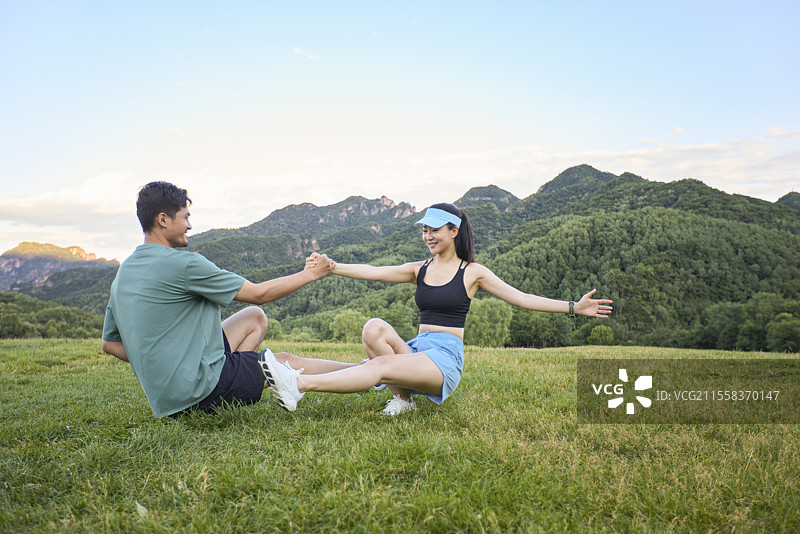 情侣在户外锻炼身体图片素材