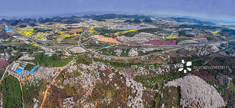 贵州最美高速公路数十公里花团锦簇让人心旷怡图片素材