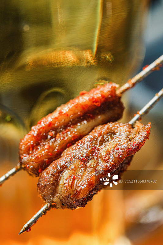 烧烤撸串烤羊肉串牛肉串鸭舌烤肠烤鲽鱼烤海鲜烤带子烤生蚝扇贝牛蛙面包粉丝带子烤玉米粒烟火气夜宵碟鱼头图片素材