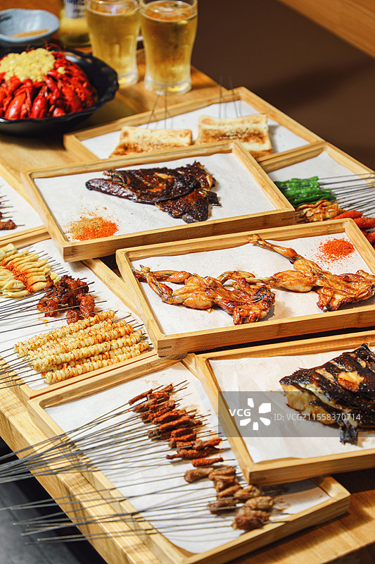 烧烤撸串烤羊肉串牛肉串鸭舌烤肠烤鲽鱼烤海鲜烤带子烤生蚝扇贝牛蛙面包粉丝带子烤玉米粒烟火气夜宵碟鱼头图片素材