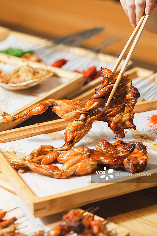 烧烤撸串烤羊肉串牛肉串鸭舌烤肠烤鲽鱼烤海鲜烤带子烤生蚝扇贝牛蛙面包粉丝带子烤玉米粒烟火气夜宵碟鱼头图片素材