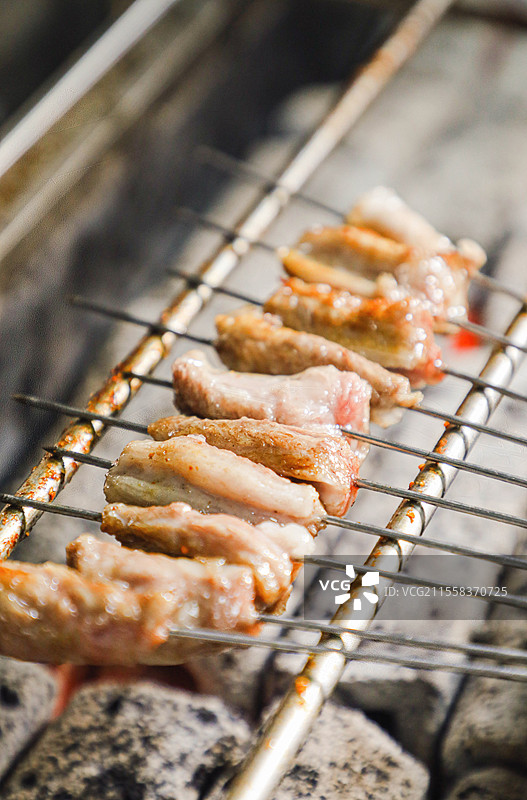 烧烤撸串烤羊肉串牛肉串鸭舌烤肠烤鲽鱼烤海鲜烤带子烤生蚝扇贝牛蛙面包粉丝带子烤玉米粒烟火气夜宵碟鱼头图片素材