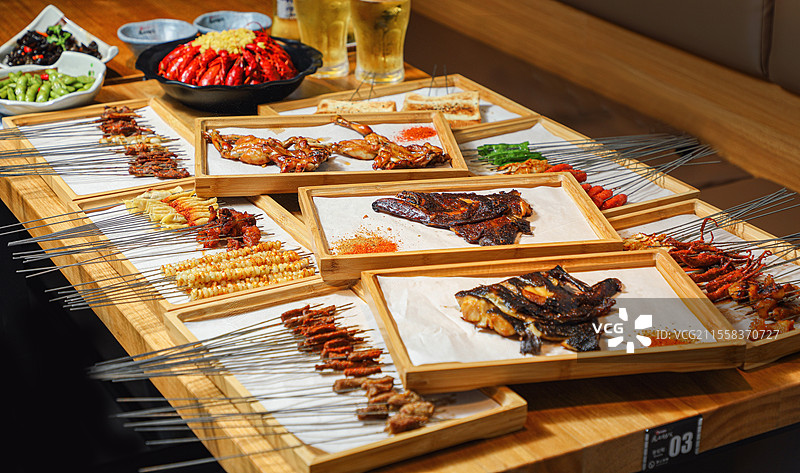 烧烤撸串烤羊肉串牛肉串鸭舌烤肠烤鲽鱼烤海鲜烤带子烤生蚝扇贝牛蛙面包粉丝带子烤玉米粒烟火气夜宵碟鱼头图片素材