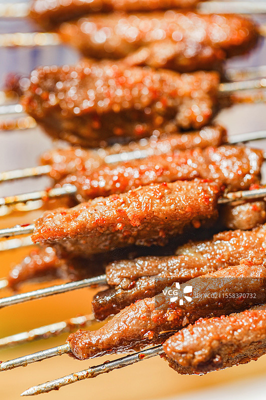 烧烤撸串烤羊肉串牛肉串鸭舌烤肠烤鲽鱼烤海鲜烤带子烤生蚝扇贝牛蛙面包粉丝带子烤玉米粒烟火气夜宵碟鱼头图片素材