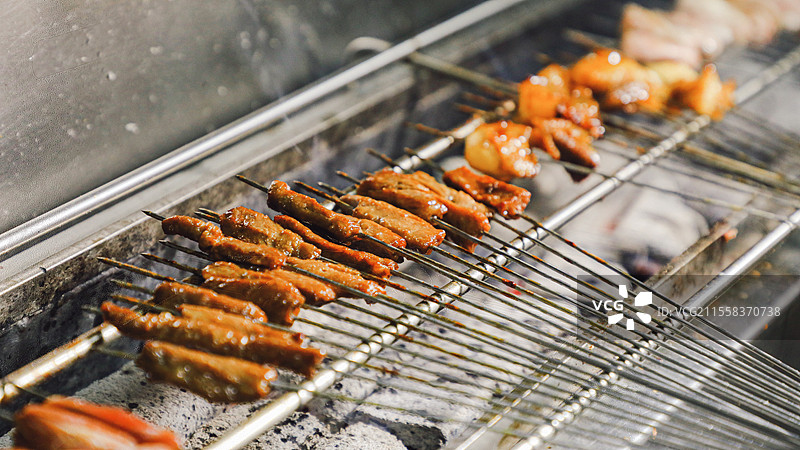 烧烤撸串烤羊肉串牛肉串鸭舌烤肠烤鲽鱼烤海鲜烤带子烤生蚝扇贝牛蛙面包粉丝带子烤玉米粒烟火气夜宵碟鱼头图片素材
