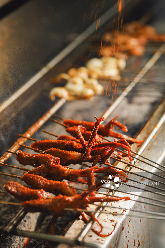 烧烤撸串烤羊肉串牛肉串鸭舌烤肠烤鲽鱼烤海鲜烤带子烤生蚝扇贝牛蛙面包粉丝带子烤玉米粒烟火气夜宵碟鱼头图片素材