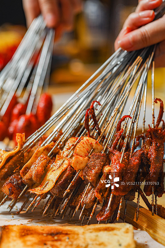 烧烤撸串烤羊肉串牛肉串鸭舌烤肠烤鲽鱼烤海鲜烤带子烤生蚝扇贝牛蛙面包粉丝带子烤玉米粒烟火气夜宵碟鱼头图片素材