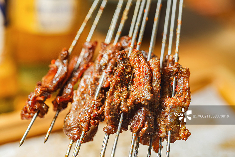 烧烤撸串烤羊肉串牛肉串鸭舌烤肠烤鲽鱼烤海鲜烤带子烤生蚝扇贝牛蛙面包粉丝带子烤玉米粒烟火气夜宵碟鱼头图片素材