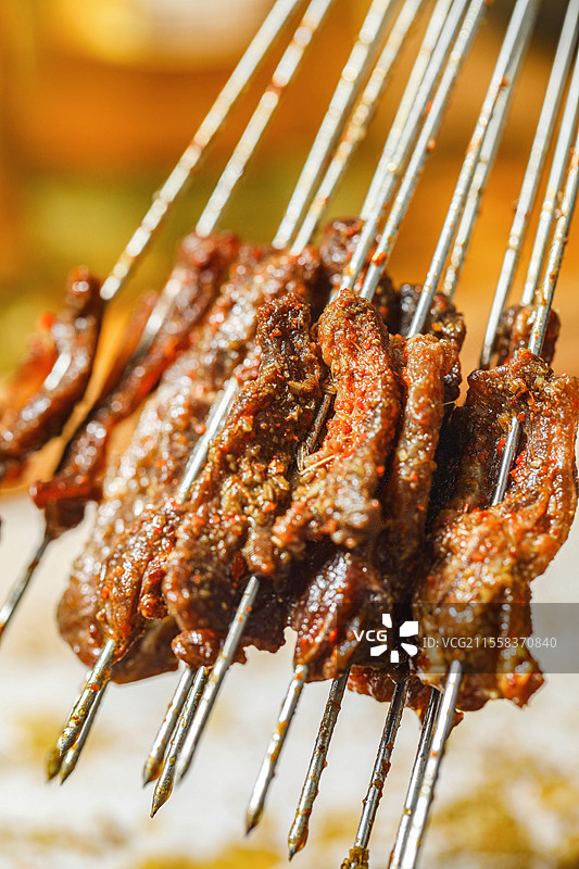 烧烤撸串烤羊肉串牛肉串鸭舌烤肠烤鲽鱼烤海鲜烤带子烤生蚝扇贝牛蛙面包粉丝带子烤玉米粒烟火气夜宵碟鱼头图片素材