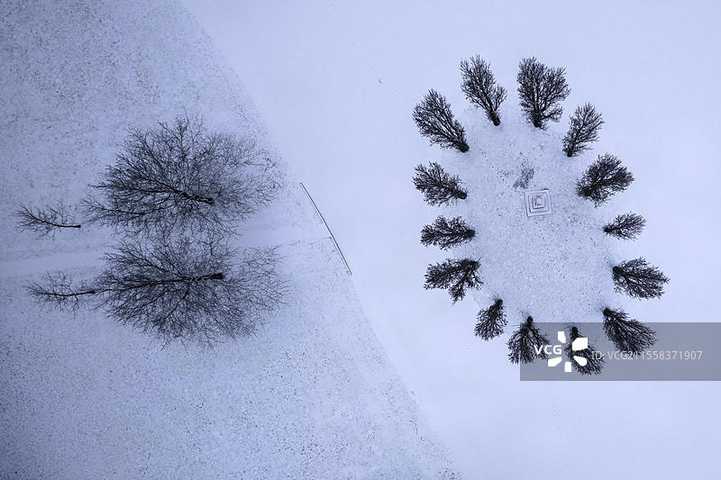 沃尔利茨公园的卢梭岛，冬季的景观花园，德绍-沃尔利茨花园王国，联合国教科文组织世界遗产，鸟瞰图，夏日氛围，度假胜地，文化基金会，阳光，中埃尔贝生物圈保护区，萨克森-安哈尔特，德国，欧洲图片素材