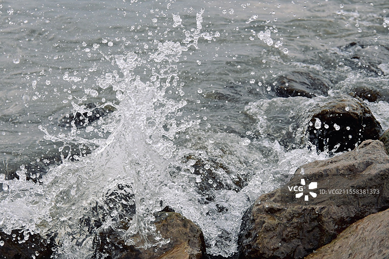 洱海边的岸石与浪花图片素材