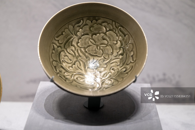 山西博物院-山西省河曲县五花城村出土-北宋(960-1127年)-青釉刻花牡丹纹碗图片素材