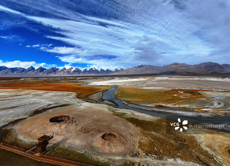 木吉火山口与巍峨的十八罗汉峰 高原的冰与火之歌图片素材