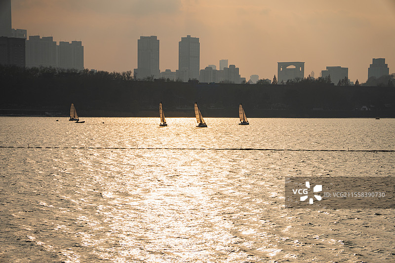 湖中的帆船图片素材