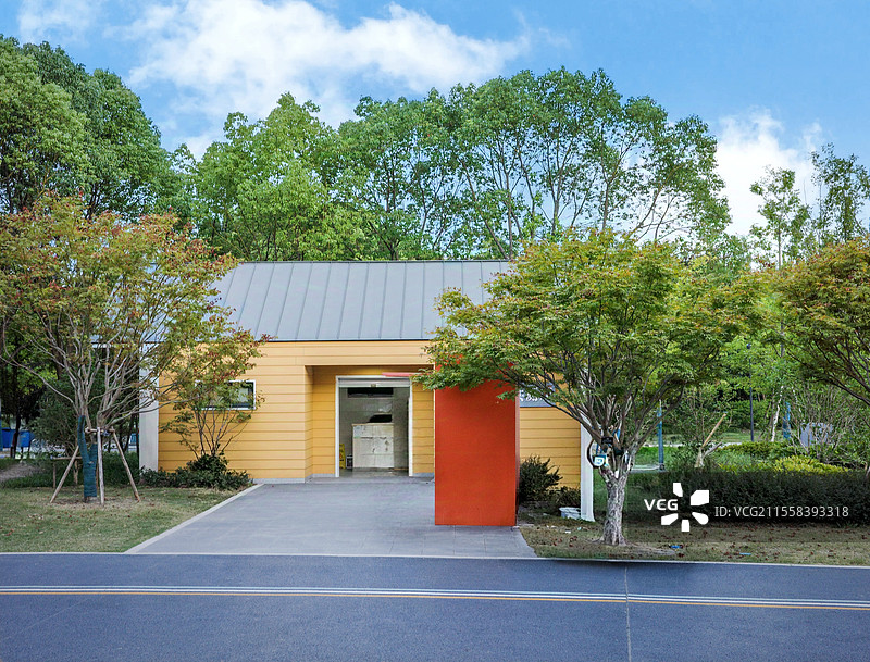 公园路边树下的的公共厕所图片素材