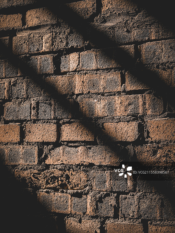 粗糙之美：在阳光下感受红砖墙无与伦比的质感魅力图片素材