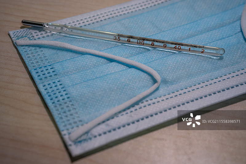 口罩和体温计图片素材