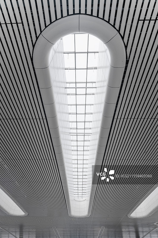 杭州东站现代建筑穹顶线条美学天窗光影结构图片素材