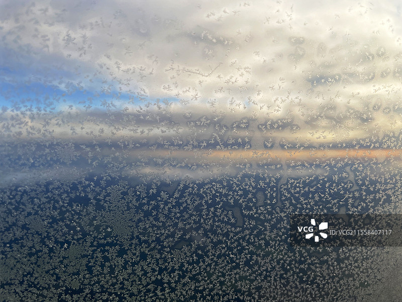 飞机舷窗玻璃上布满冰晶图片素材