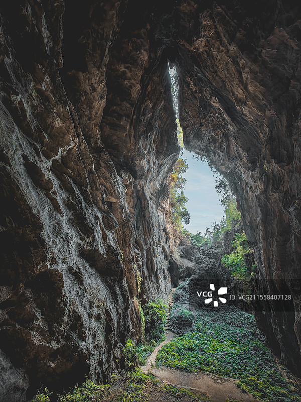 大地之心的神秘雕刻：探索天然形成的天坑与它那怪石嶙峋的独特景观图片素材