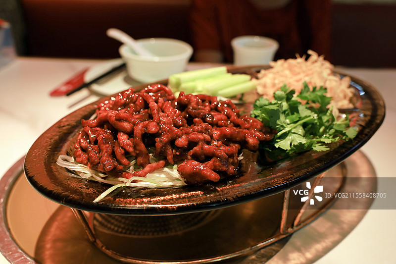 餐桌上的春饼卷肉北方特色菜图片素材