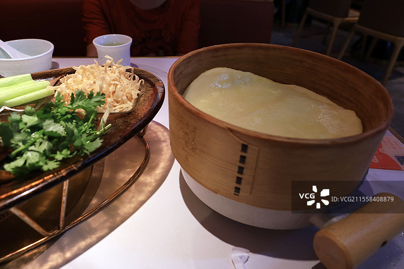 餐桌上的春饼卷肉北方特色菜图片素材