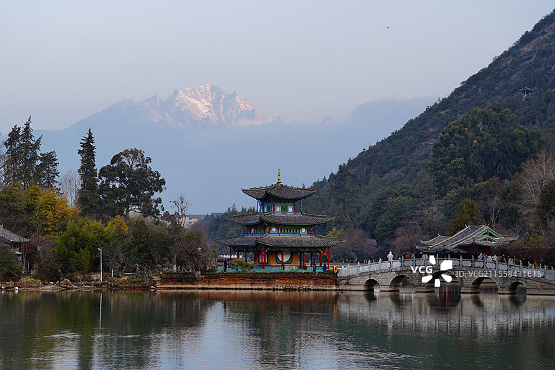 云南丽江黑龙潭公园玉龙雪山日照金山图片素材