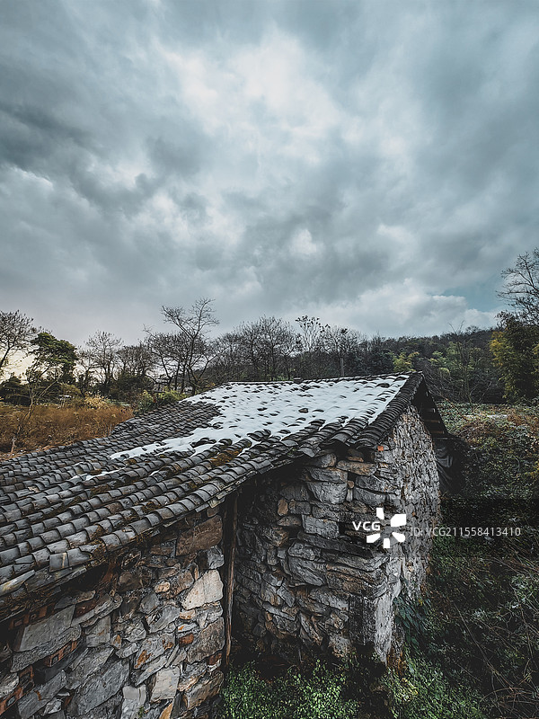 银装素裹的农家风情：探索白雪皑皑中的乡村民居之美图片素材