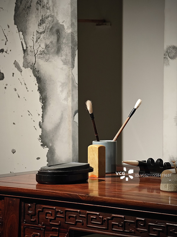 中式书房里木质书桌上的文房四宝—笔墨纸砚图片素材