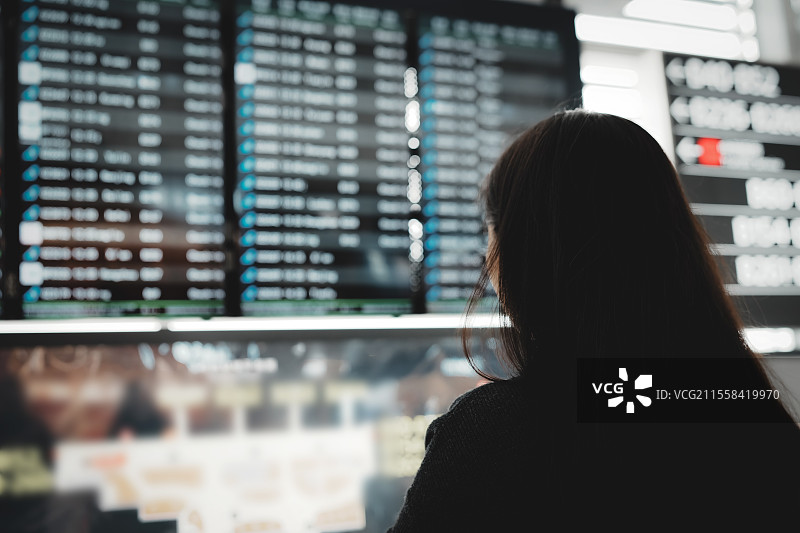 旅客在现代机场航站楼查询航班信息图片素材