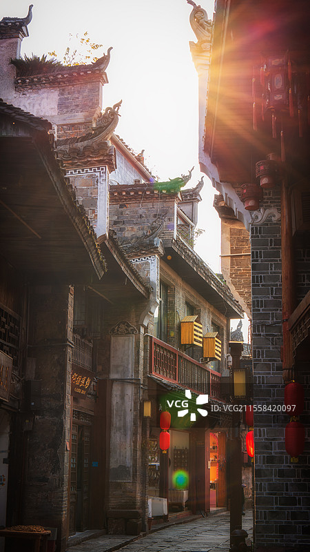 日落时分的凤凰古城街道图片素材