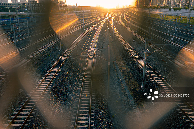 夕阳下的火车轨道图片素材