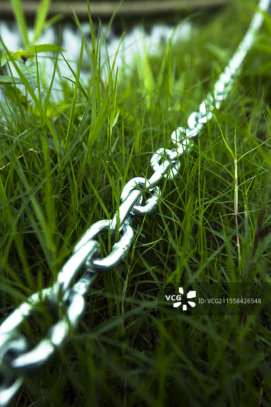 湖边的不锈钢铁链图片素材